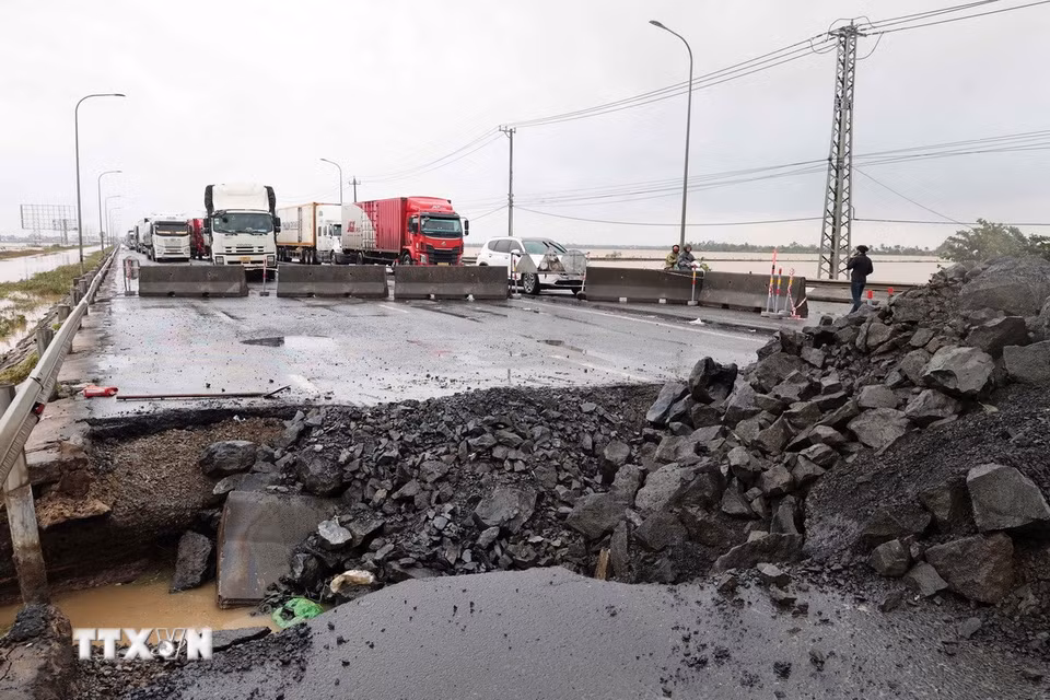 Quốc lộ 1A qua địa bàn phường Phú Yên (Đắk Lắk) có vị trí bị xói lở nghiêm trọng, ảnh hưởng đến việc đi lại của các phương tiện. (Ảnh: Đỗ Trưởng/TTXVN)