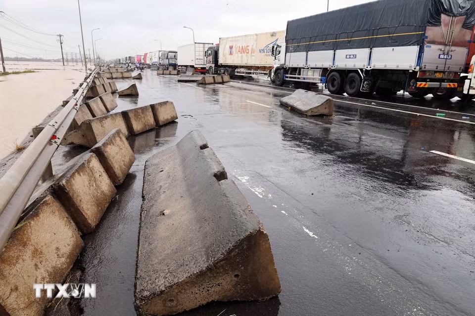 Dải phân cách cứng bị đổ ngã trên Quốc lộ 1A. (Ảnh: Đỗ Trưởng/TTXVN)