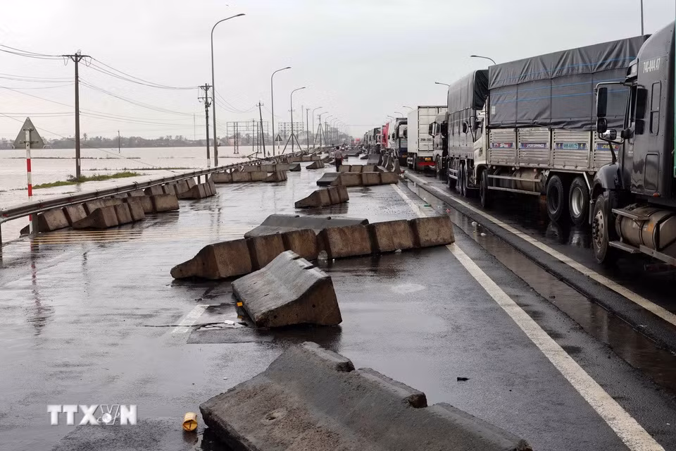 Dải phân cách cứng bị trôi dạt trên Quốc lộ 1A. (Ảnh: Đỗ Trưởng/TTXVN)