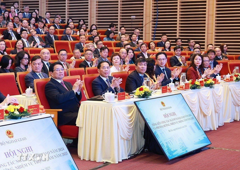 Thủ tướng Phạm Minh Chính và các đại biểu dự Hội nghị triển khai nhiệm vụ ngành Ngoại giao năm 2025. (Ảnh: Dương Giang/TTXVN)
