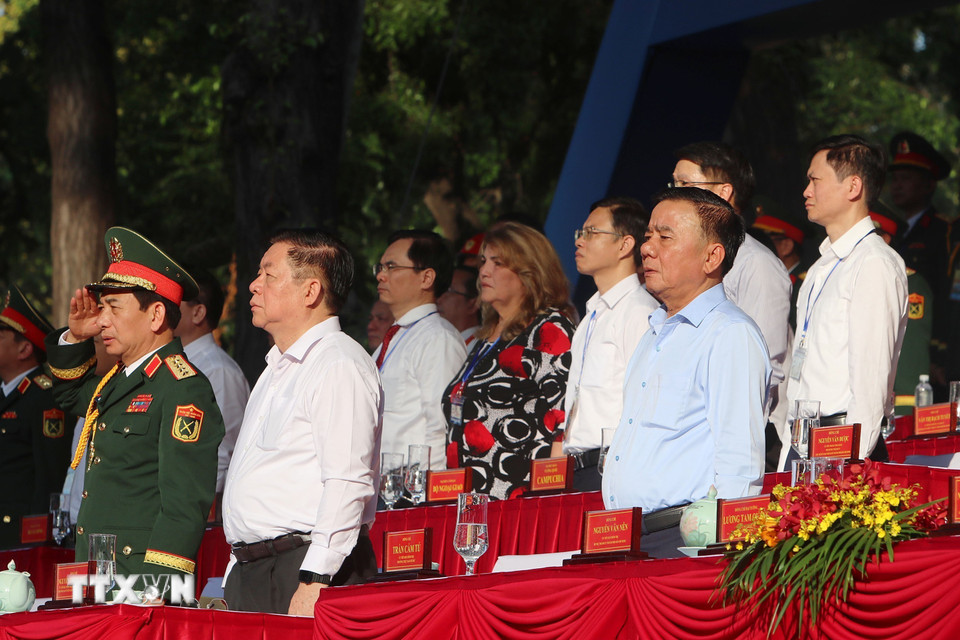 Thường trực Ban Bí thư Trần Cẩm Tú cùng các đồng chí Lãnh đạo Đảng, Nhà nước dự Tổng duyệt. (Ảnh: Trung Tuyến/TTXVN)