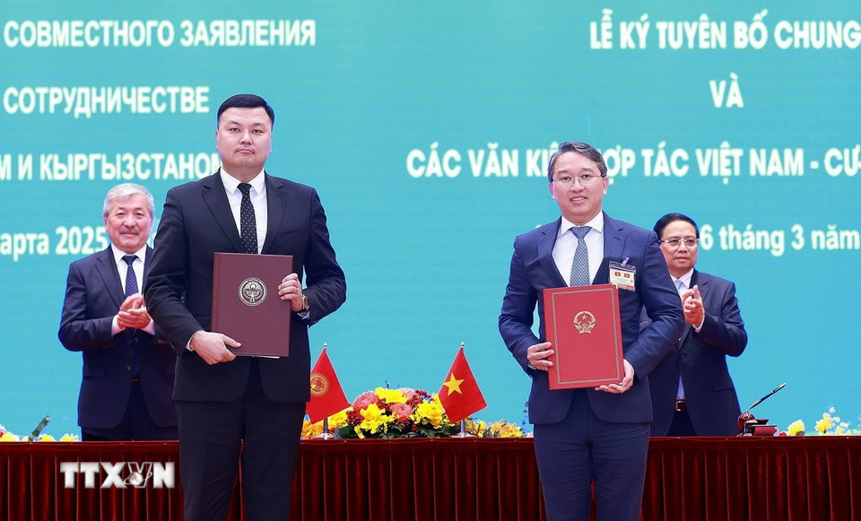 Thủ tướng Phạm Minh Chính và Thủ tướng Kyrgyzstan Adylbek Kasymaliev chứng kiến lễ ký Bản ghi nhớ về hợp tác trong lĩnh vực pháp luật giữa Bộ Tư pháp Việt Nam và Bộ Tư pháp nước Cộng hòa Kyrgyzstan. (Ảnh: Dương Giang/TTXVN)