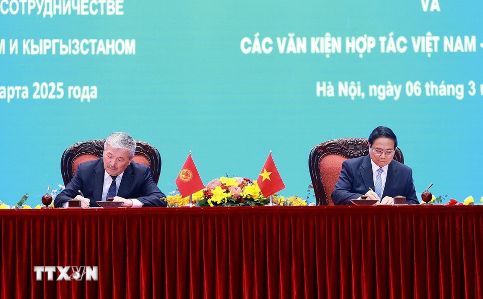 Thủ tướng Phạm Minh Chính và Thủ tướng Kyrgyzstan Adylbek Kasimalyev ký Tuyên bố chung về kết quả chuyến thăm chính thức Việt Nam của Thủ tướng Cộng hòa Kyrgyzstan Adylbek Kasymaliev. (Ảnh: Dương Giang/TTXVN)