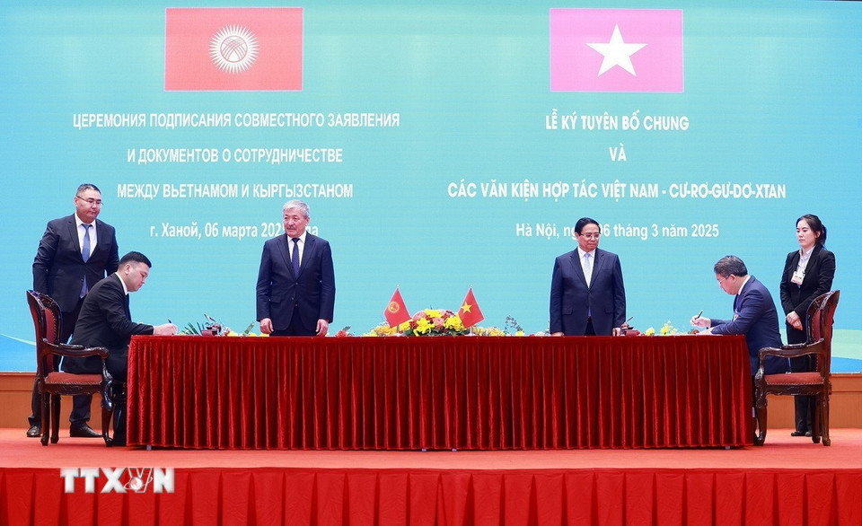 Thủ tướng Phạm Minh Chính và Thủ tướng Kyrgyzstan Adylbek Kasymaliev chứng kiến lễ ký Bản ghi nhớ về hợp tác trong lĩnh vực pháp luật giữa Bộ Tư pháp Việt Nam và Bộ Tư pháp nước Cộng hòa Kyrgyzstan. (Ảnh: Dương Giang/TTXVN)