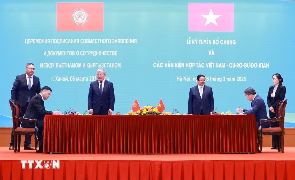 Thủ tướng Phạm Minh Chính và Thủ tướng Kyrgyzstan Adylbek Kasymaliev chứng kiến lễ ký Bản ghi nhớ về hợp tác trong lĩnh vực pháp luật giữa Bộ Tư pháp Việt Nam và Bộ Tư pháp nước Cộng hòa Kyrgyzstan. (Ảnh: Dương Giang/TTXVN)