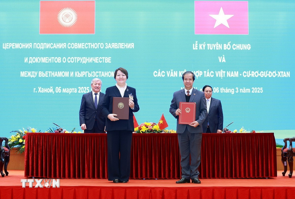 Thủ tướng Phạm Minh Chính và Thủ tướng Kyrgyzstan Adylbek Kasymaliev chứng kiến lễ ký Hiệp định giữa Chính phủ Việt Nam và Hội đồng Bộ trưởng Kyrgyzstan về hợp tác trong lĩnh vực giáo dục. (Ảnh: Dương Giang/TTXVN)
