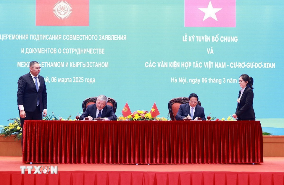 Thủ tướng Phạm Minh Chính và Thủ tướng Kyrgyzstan Adylbek Kasimalyev ký Tuyên bố chung về kết quả chuyến thăm chính thức Việt Nam của Thủ tướng Cộng hòa Kyrgyzstan Adylbek Kasymaliev. (Ảnh: Dương Giang/TTXVN)