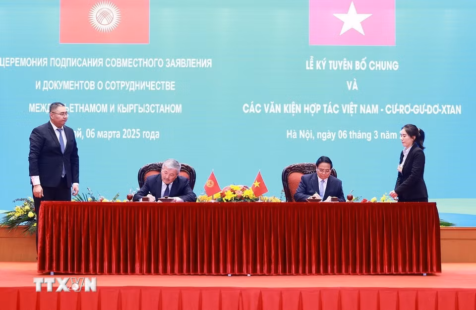 Thủ tướng Phạm Minh Chính và Thủ tướng Kyrgyzstan Adylbek Kasimalyev ký Tuyên bố chung về kết quả chuyến thăm chính thức Việt Nam của Thủ tướng Cộng hòa Kyrgyzstan Adylbek Kasymaliev. (Ảnh: Dương Giang/TTXVN)