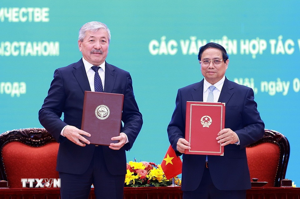 Thủ tướng Phạm Minh Chính và Thủ tướng Kyrgyzstan Adylbek Kasimalyev ký Tuyên bố chung về kết quả chuyến thăm chính thức Việt Nam của Thủ tướng Cộng hòa Kyrgyzstan Adylbek Kasymaliev. (Ảnh: Dương Giang/TTXVN)