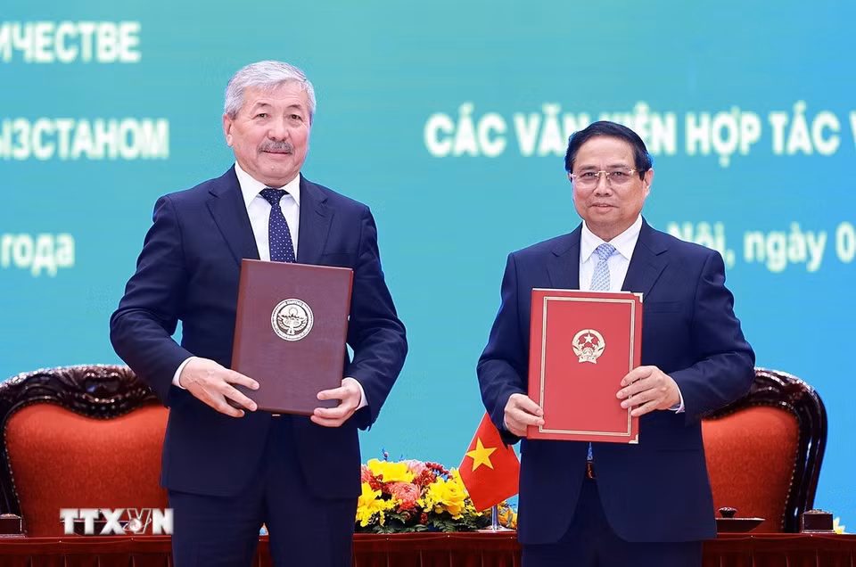 Thủ tướng Phạm Minh Chính và Thủ tướng Kyrgyzstan Adylbek Kasimalyev ký Tuyên bố chung về kết quả chuyến thăm chính thức Việt Nam của Thủ tướng Cộng hòa Kyrgyzstan Adylbek Kasymaliev. (Ảnh: Dương Giang/TTXVN)