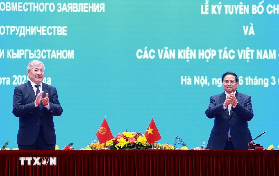 Thủ tướng Phạm Minh Chính và Thủ tướng Kyrgyzstan Adylbek Kasymaliev. (Ảnh: Dương Giang/TTXVN)