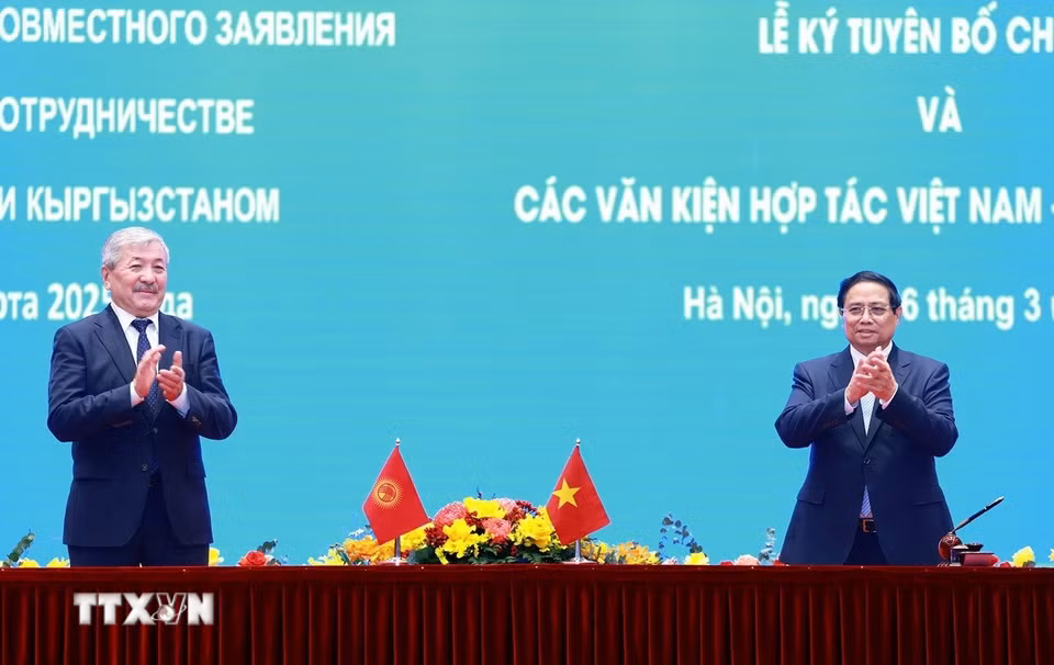 Thủ tướng Phạm Minh Chính và Thủ tướng Kyrgyzstan Adylbek Kasymaliev. (Ảnh: Dương Giang/TTXVN)