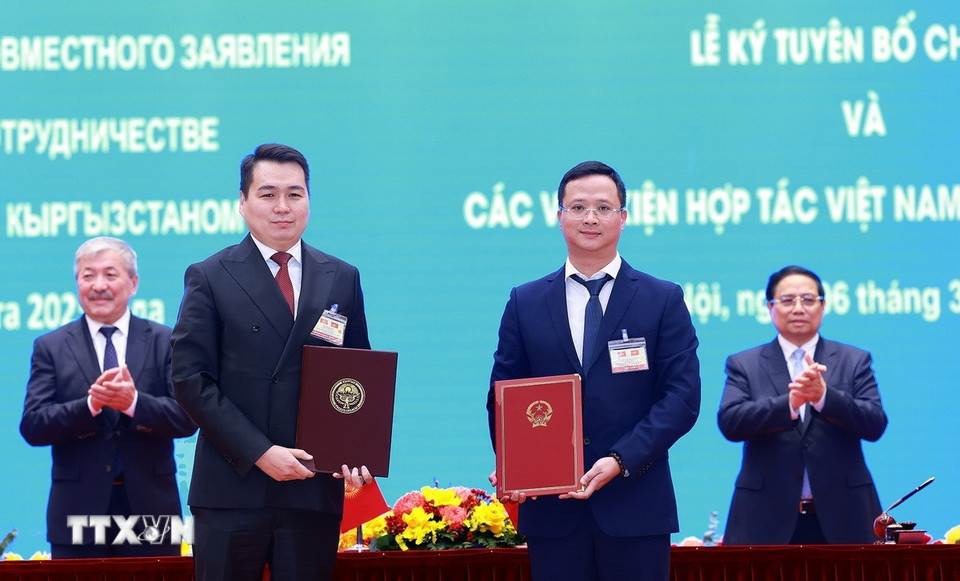 Thủ tướng Phạm Minh Chính và Thủ tướng Kyrgyzstan Adylbek Kasymaliev chứng kiến lễ ký Bản ghi nhớ giữa Cục Hàng không dân dụng, Bộ Xây dựng Việt Nam và Cục Hàng không dân dụng trực thuộc Hội đồng Bộ trưởng nước Cộng hòa Kyrgyzstan. (Ảnh: Dương Giang/TTXVN)