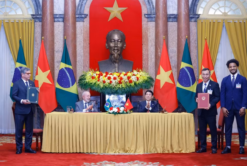Chủ tịch nước Lương Cường và Tổng thống Cộng hòa Liên bang Brazil Luiz Inácio Lula da Silva chứng kiến lễ trao Biên bản ghi nhớ giữa Liên đoàn Bóng đá Việt Nam và Liên đoàn Bóng đá Brazil. (Ảnh: Lâm Khánh/TTXVN)