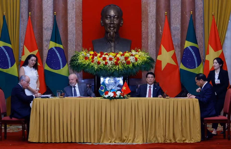 Chủ tịch nước Lương Cường và Tổng thống Cộng hòa Liên bang Brazil Luiz Inácio Lula da Silva chứng kiến lễ ký Kế hoạch hành động triển khai quan hệ đối tác chiến lược Việt nam-Brazil giai đoạn 2025-2030 và Hiệp định về việc làm có thu nhập cho thân nhân cán bộ ngoại giao. (Ảnh: Lâm Khánh/TTXVN)