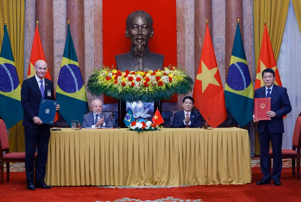 Chủ tịch nước Lương Cường và Tổng thống Cộng hòa Liên bang Brazil Luiz Inácio Lula da Silva chứng kiến lễ trao Hiệp định cùng trao đổi và bảo vệ thông tin mật. (Ảnh: Lâm Khánh/TTXVN)
