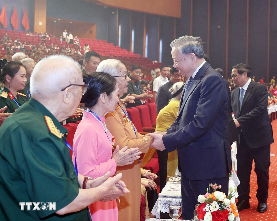 Tổng Bí thư Tô Lâm với người có công, nhân chứng lịch sử tiêu biểu. (Ảnh: Thống Nhất/TTXVN)