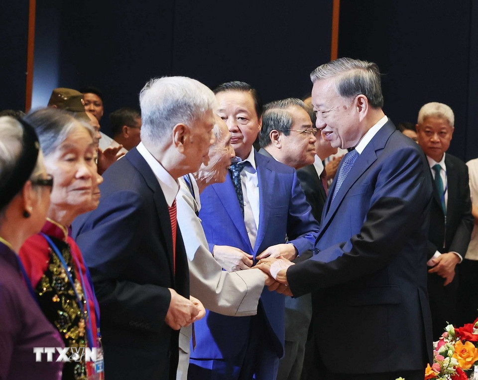 Tổng Bí thư Tô Lâm với người có công, nhân chứng lịch sử tiêu biểu. (Ảnh: Thống Nhất/TTXVN)