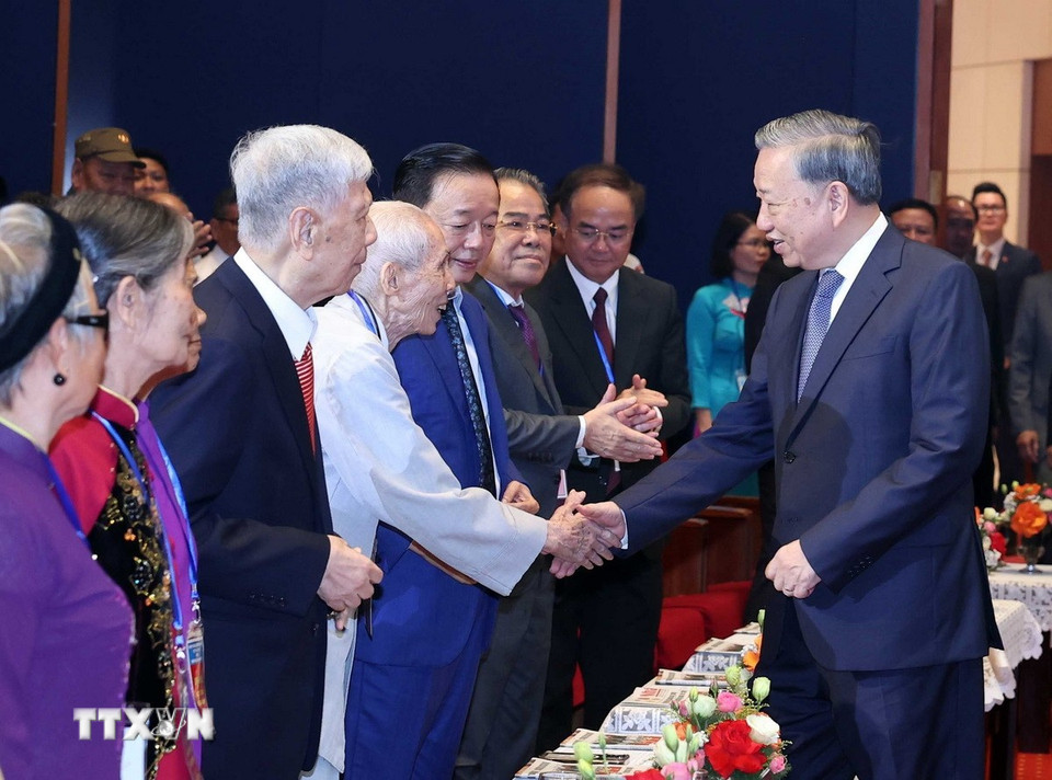 Tổng Bí thư Tô Lâm với người có công, nhân chứng lịch sử tiêu biểu. (Ảnh: Thống Nhất/TTXVN)