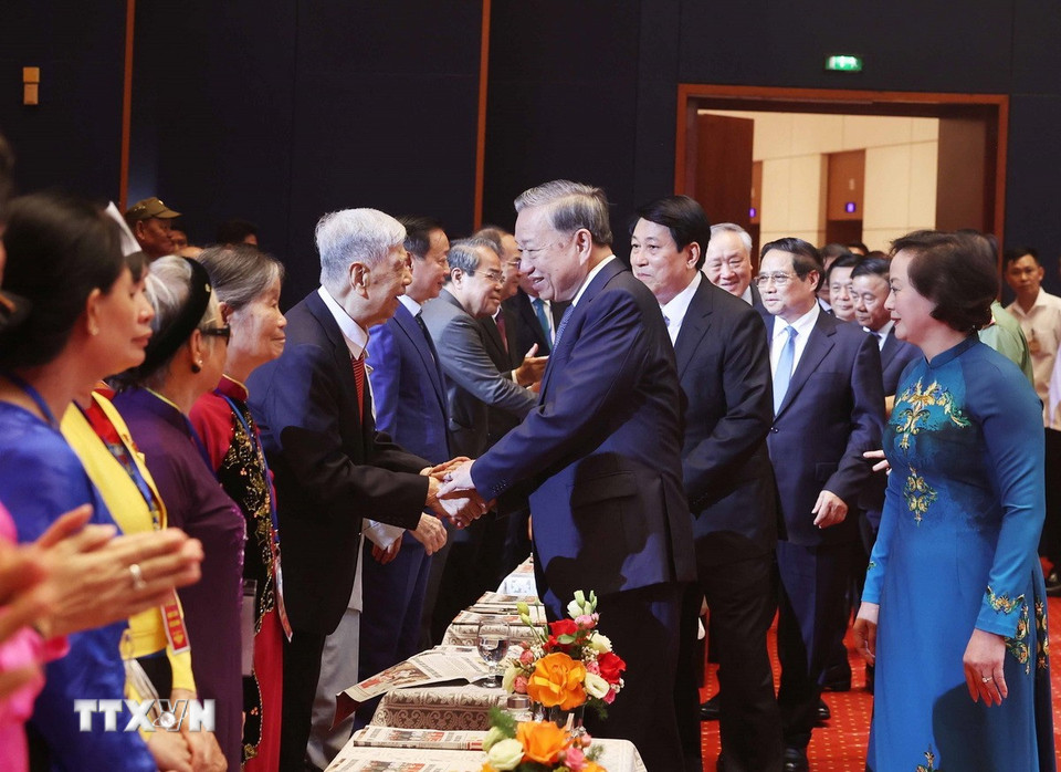 Tổng Bí thư Tô Lâm, Chủ tịch nước Lương Cường, Thủ tướng Phạm Minh Chính và các lãnh đạo Đảng, Nhà nước với người có công, nhân chứng lịch sử tiêu biểu. (Ảnh: Thống Nhất/TTXVN)