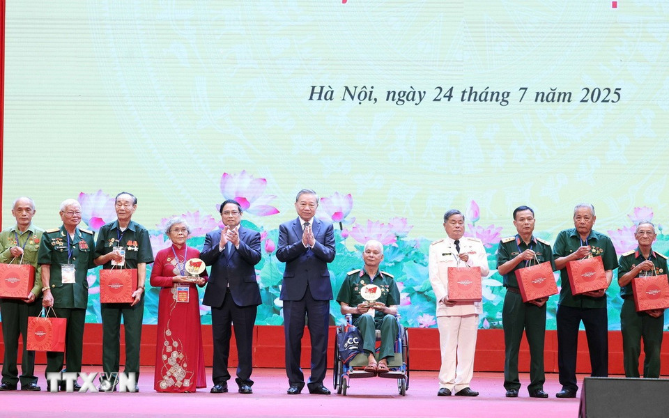Tổng Bí thư Tô Lâm, Thủ tướng Phạm Minh Chính tặng quà cho người có công, nhân chứng lịch sử tiêu biểu. (Ảnh: Thống Nhất/TTXVN)