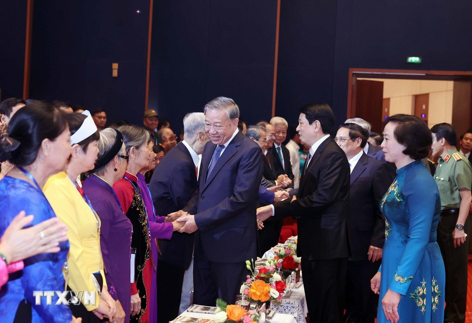 Tổng Bí thư Tô Lâm, Chủ tịch nước Lương Cường với người có công, nhân chứng lịch sử tiêu biểu. (Ảnh: Thống Nhất/TTXVN)