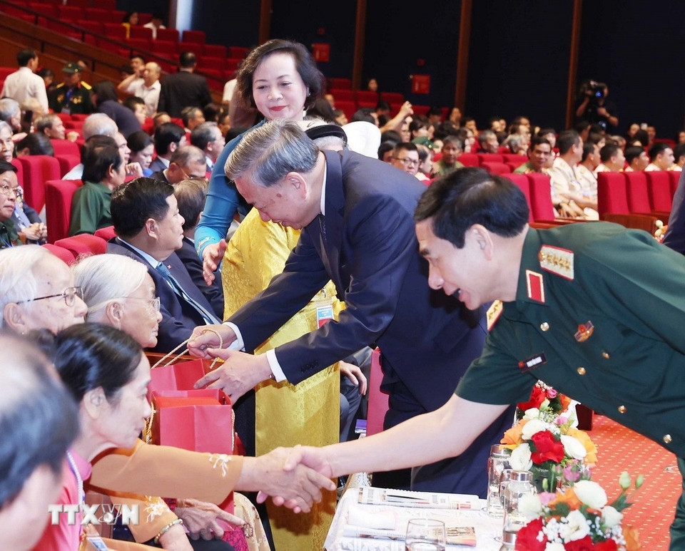 Tổng Bí thư Tô Lâm tặng quà cho người có công, nhân chứng lịch sử tiêu biểu. (Ảnh: Thống Nhất/TTXVN)