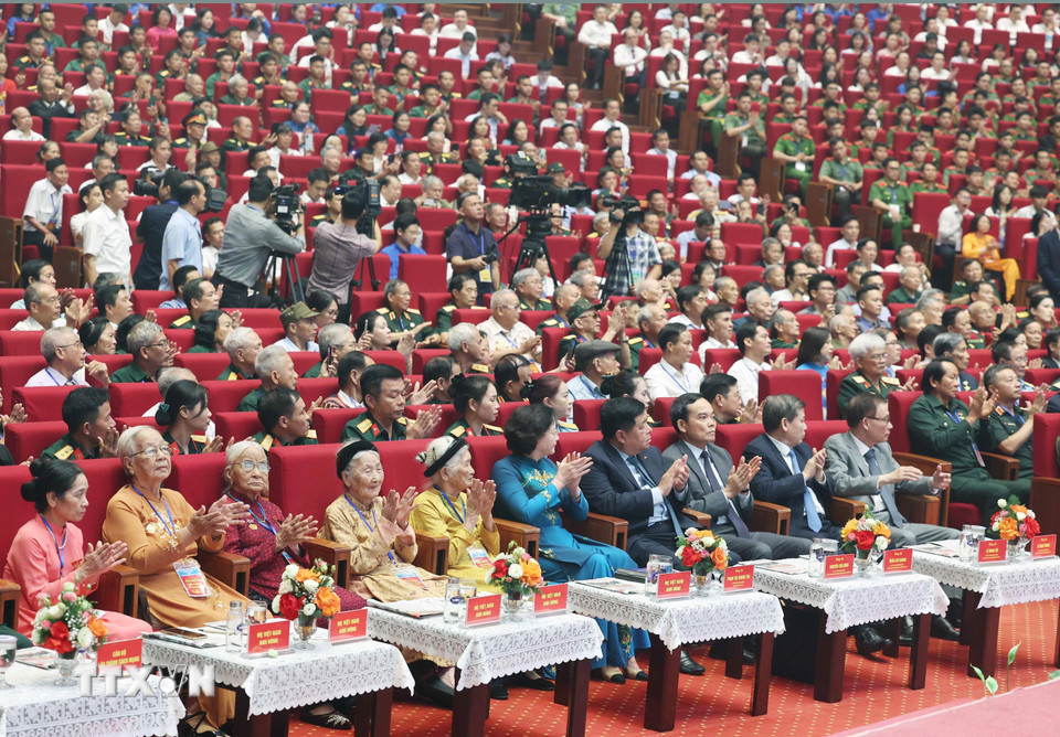 Các Mẹ Việt Nam Anh hùng, người có công, nhân chứng lịch sử tiêu biểu tại buổi gặp mặt. (Ảnh: Thống Nhất/TTXVN.)