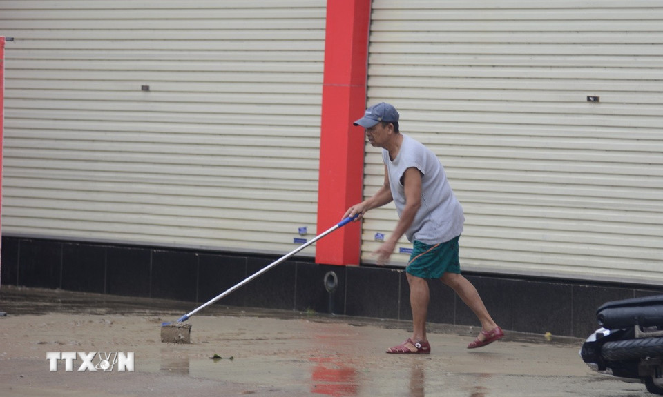 Nước rút, người dân khẩn trương dọn vệ sinh môi trường xung quanh. (Ảnh: Văn Dũng/TTXVN)