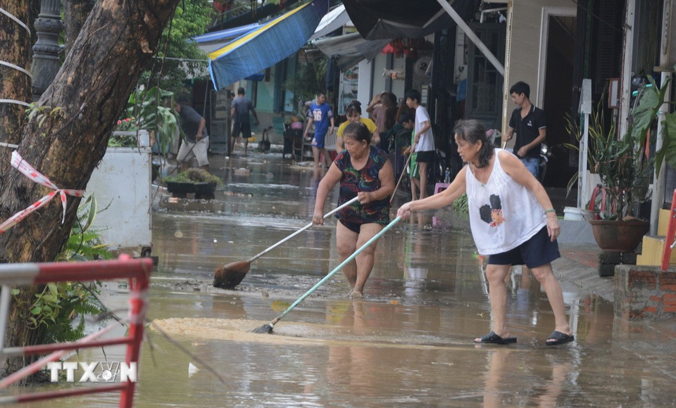 Nước rút, người dân khẩn trương dọn vệ sinh môi trường xung quanh. (Ảnh: Văn Dũng/TTXVN)