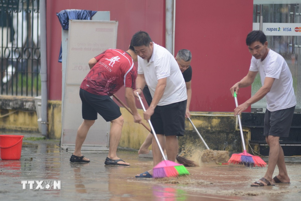 Các cơ quan ban ngành cũng huy động nhân viên, người lao động khẩn trương dọn vệ sinh. (Ảnh: Văn Dũng/TTXVN)