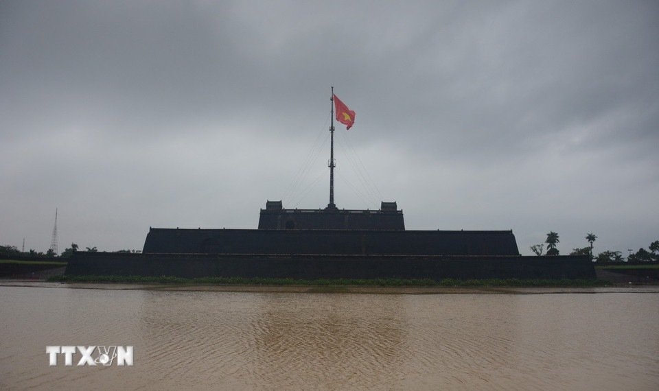 Khu vực Đại nội Huế nước đang rút dần. (Ảnh: Văn Dũng/TTXVN)