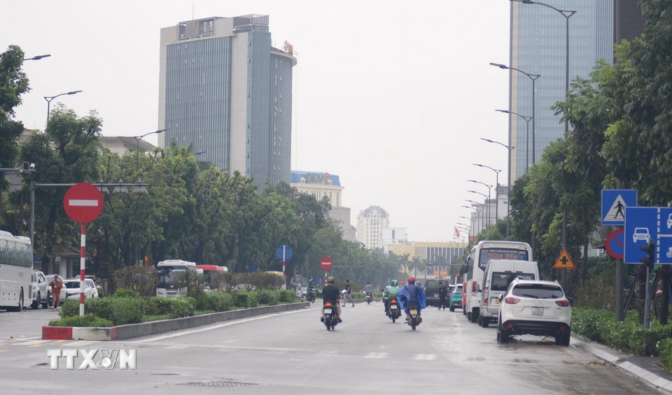 Một số đoạn đường phía trung tâm thành phố Huế người dân đã di chuyển được. (Ảnh: Văn Dũng/TTXVN)