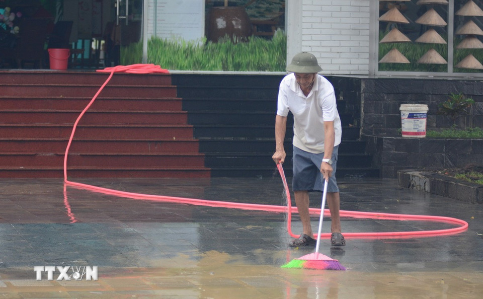 Nước rút, người dân khẩn trương dọn vệ sinh môi trường xung quanh. (Ảnh: Văn Dũng/TTXVN)