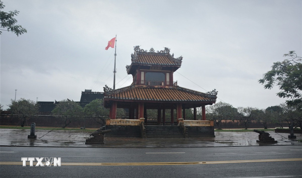 Một số đoạn đường ở trung tâm thành phố Huế nước đã rút hết. (Ảnh: Văn Dũng/TTXVN)