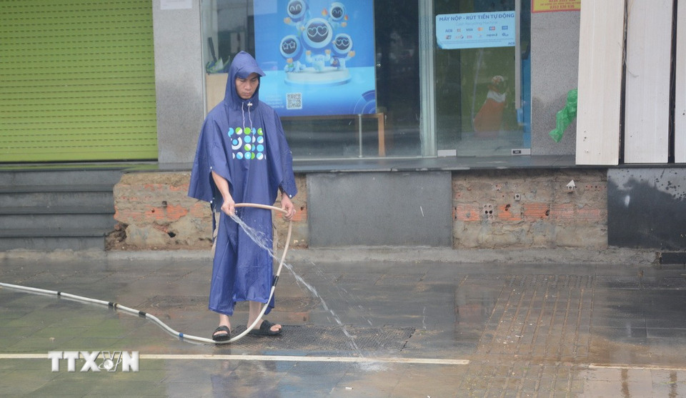 Nước rút, người dân khẩn trương dọn vệ sinh môi trường xung quanh. (Ảnh: Văn Dũng/TTXVN)