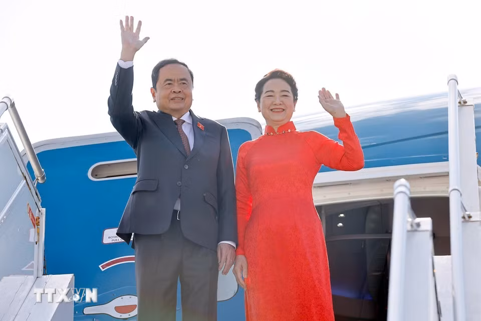 Chủ tịch Quốc hội Trần Thanh Mẫn và Phu nhân rời Geneva về nước. (Ảnh: Doãn Tấn/TTXVN)