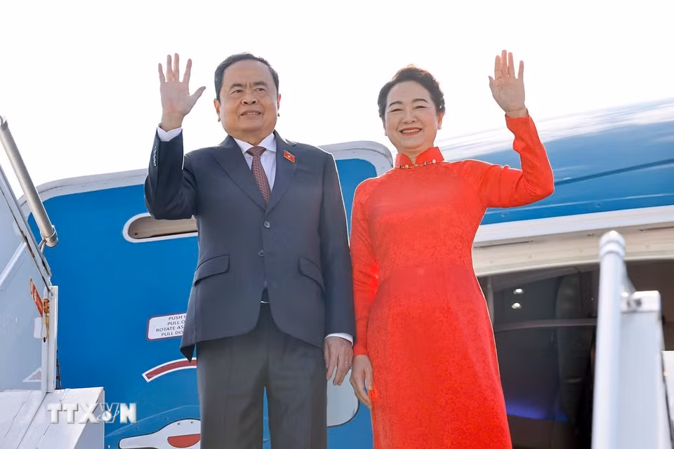 Chủ tịch Quốc hội Trần Thanh Mẫn và Phu nhân rời Geneva về nước. (Ảnh: Doãn Tấn/TTXVN)