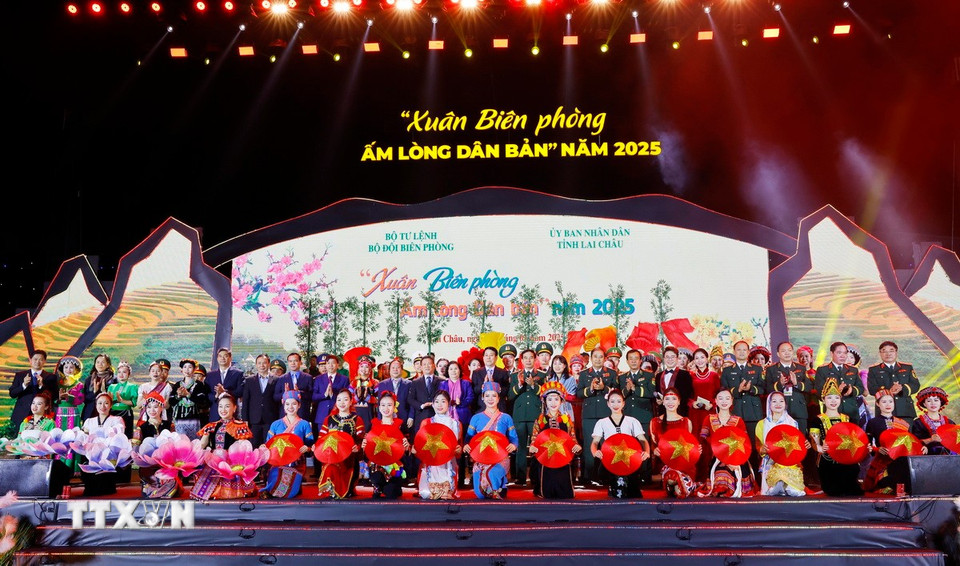 Chủ tịch nước Lương Cường với các đại biểu dự Chương trình Giao lưu nghệ thuật “Xuân Biên phòng ấm lòng dân bản” năm 2025. (Ảnh: Lâm Khánh/TTXVN)