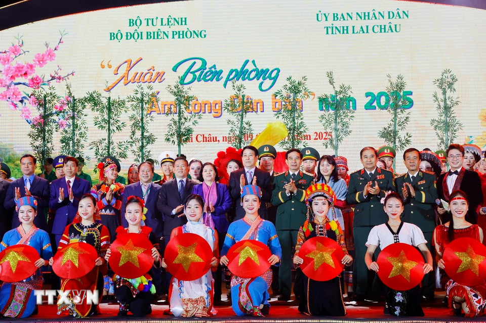 Chủ tịch nước Lương Cường với các đại biểu dự Chương trình Giao lưu nghệ thuật “Xuân Biên phòng ấm lòng dân bản” năm 2025. (Ảnh: Lâm Khánh/TTXVN)