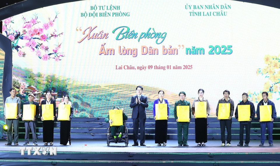 Chủ tịch nước Lương Cường tặng quà các hộ nghèo xã Pa Tần, huyện Sìn Hồ, tỉnh Lai Châu. (Ảnh: Lâm Khánh/TTXVN)