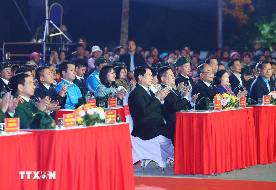 Chủ tịch nước Lương Cường và các đại biểu dự Chương trình giao lưu nghệ thuật “Xuân Biên phòng ấm lòng dân bản” năm 2025. (Ảnh: Lâm Khánh/TTXVN)
