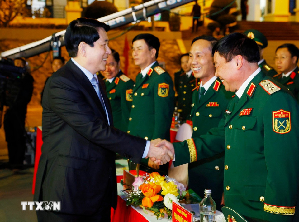 Chủ tịch nước Lương Cường với các đại biểu dự Chương trình giao lưu nghệ thuật “Xuân Biên phòng ấm lòng dân bản” năm 2025. (Ảnh: Lâm Khánh/TTXVN)