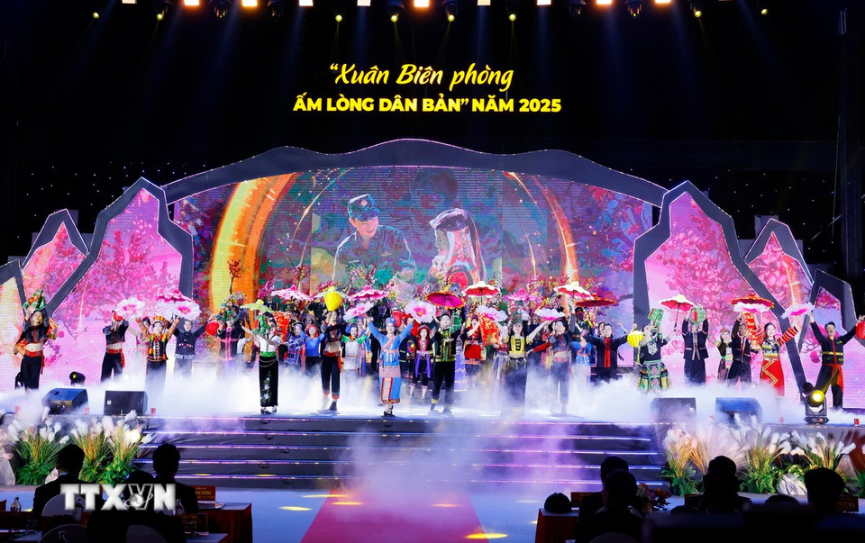 Tiết mục văn nghệ chào mừng Chương trình “Xuân Biên phòng ấm lòng dân bản” năm 2025. (Ảnh: Lâm Khánh/TTXVN)