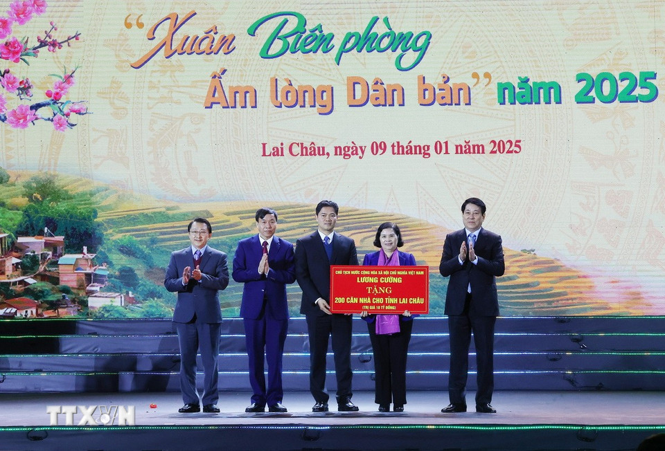 Chủ tịch nước Lương Cường trao tượng trưng tặng 200 căn nhà cho nhân dân tỉnh Lai Châu. (Ảnh: Lâm Khánh/TTXVN)
