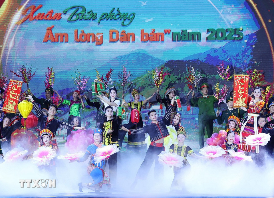Tiết mục văn nghệ chào mừng Chương trình “Xuân Biên phòng ấm lòng dân bản” năm 2025. (Ảnh: Lâm Khánh/TTXVN)