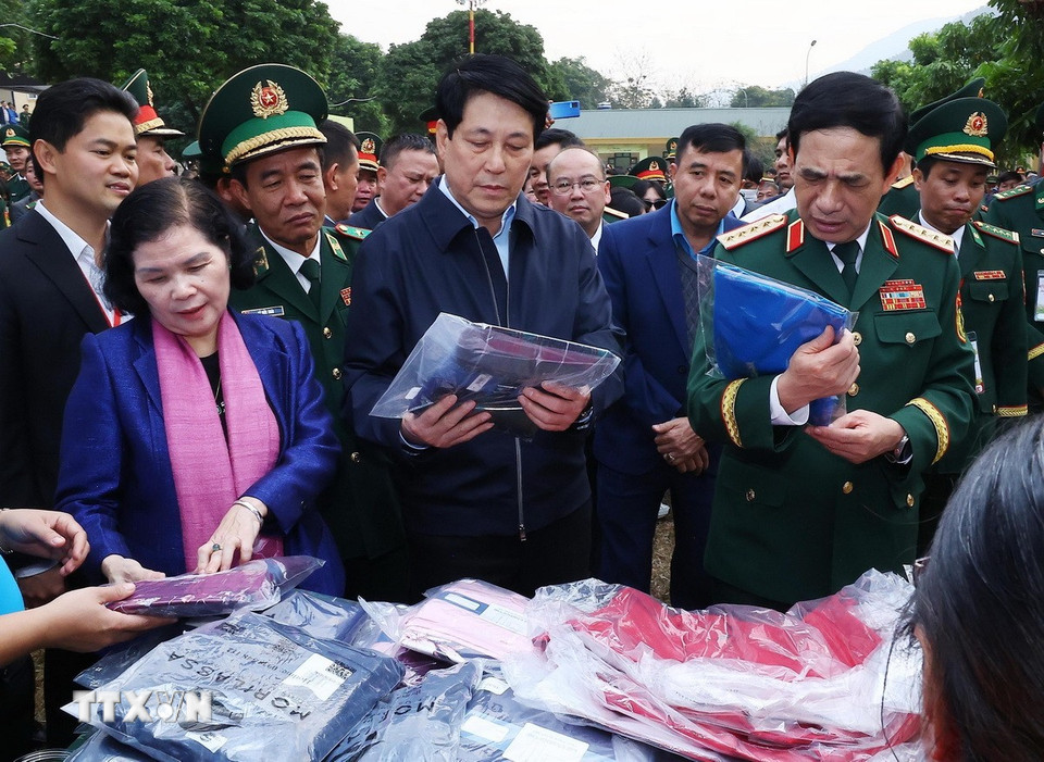 Chủ tịch nước Lương Cường, Bộ trưởng Quốc phòng Phan Văn Giang cùng Bí thư Tỉnh uỷ Lai Châu Giàng Páo Mỷ thăm Gian hàng "0 đồng" phục vụ miễn phí người dân tại xã Pa Tần, huyện Sìn Hồ, tỉnh Lai Châu. (Ảnh: Lâm Khánh/TTXVN)