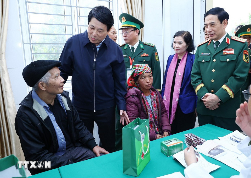 Chủ tịch nước Lương Cường thăm, tặng quà nhân dân tại địa điểm khám bệnh, cấp thuốc miễn phí cho nhân dân tại xã Pa Tần, huyện Sìn Hồ, tỉnh Lai Châu. (Ảnh: Lâm Khánh/TTXVN)