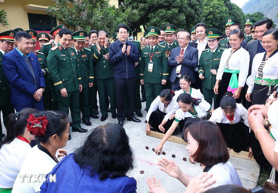 Chủ tịch nước Lương Cường tham quan các hoạt động văn hóa, thể thao của người dân tại xã Pa Tần, huyện Sìn Hồ, tỉnh Lai Châu. (Ảnh: Lâm Khánh/TTXVN)