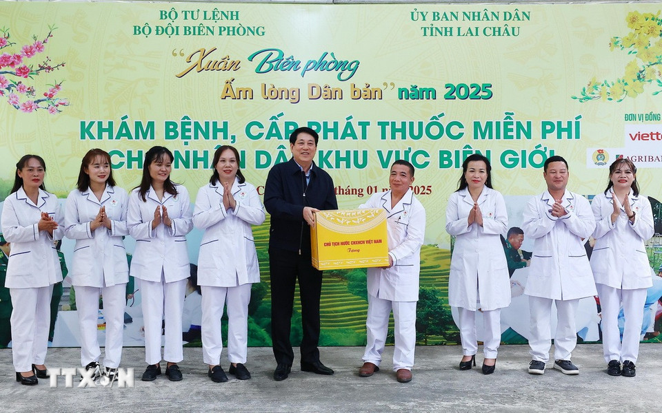 Chủ tịch nước Lương Cường tặng quà lực lượng y tế đang khám bệnh, cấp thuốc miễn phí cho nhân dân tại xã Pa Tần, huyện Sìn Hồ, tỉnh Lai Châu. (Ảnh: Lâm Khánh/TTXVN)